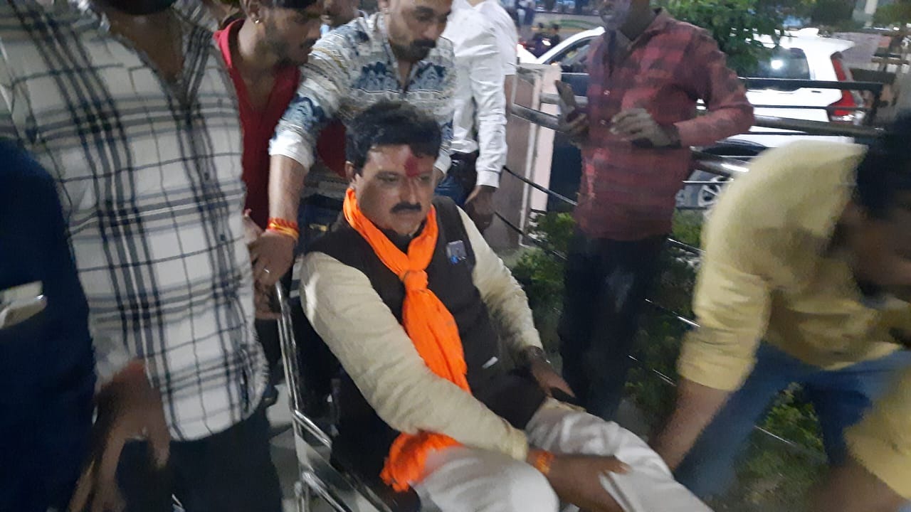Dewas: हाटपिपलिया में जनसंपर्क के दौरान भाजपा प्रत्याशी घायल, पैर में आई चोट