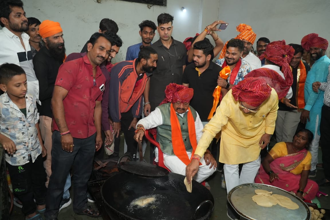 बलाई समाज के सम्मेलन में शामिल हुए कैलाश विजयवर्गीय, पूड़ी तलते आए नजर