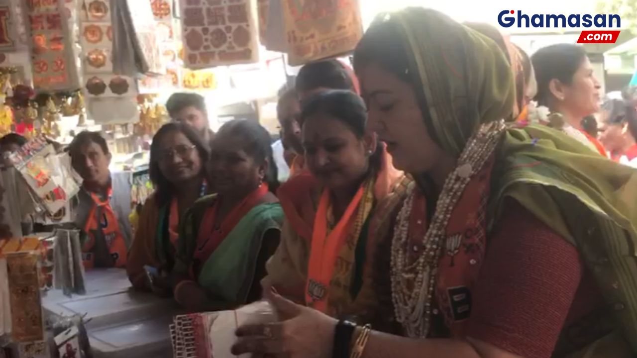 कैलाश विजयवर्गीय की बहुओं ने किया जनसंपर्क, जनता के साथ की दीपावली की शॉपिंग