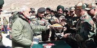 एक बार फिर से सेना के जवानों के साथ दिवाली मनाएंगे प्रधानमंत्री नरेंद्र मोदी, राजौरी और जैसलमेर में मना चुके हैं रोशनी का त्योहार