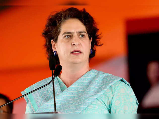 चुनाव से पहले प्रियंका गांधी को बड़ा झटका, चुनाव आयोग ने भेजा नोटिस