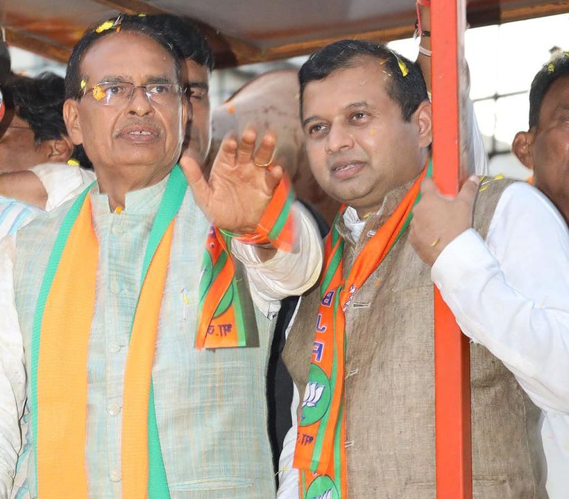 इंदौर के डॉ. निशांत खरे ने किया CM शिवराज के साथ धार जिले का दौरा
