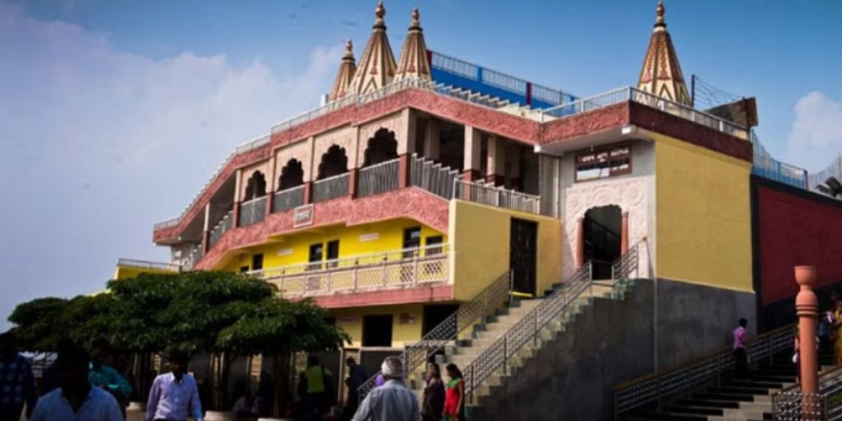 सलकनपुर : देवी धाम के पास बनी दुकानों में लगी आग, लाखों का सामान जलकर हुआ खाक