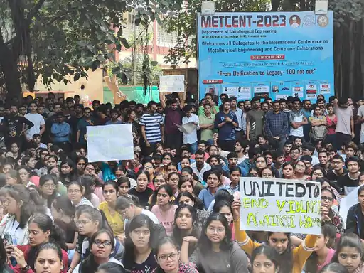 IIT-BHU में छात्रा के साथ छेड़छाड़, गन पॉइंट पर छात्रा के उतरवाए कपड़े, कैंपस बंद कर हजारों छात्रों ने किया प्रदर्शन
