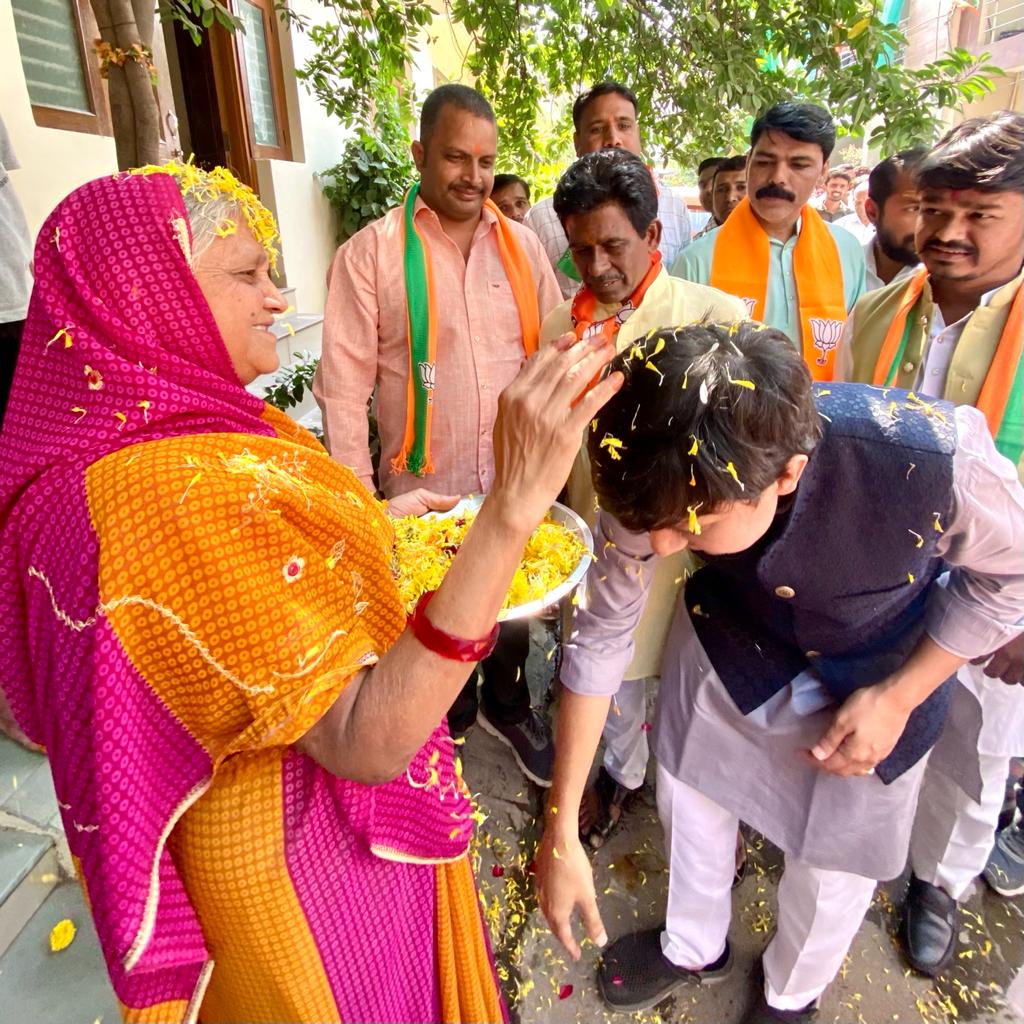 हमारे क्षेत्र को भी बना दो नंदानगर, जनसंपर्क करने पहुंचे आकाश विजयवर्गीय से बोली महिलाएं