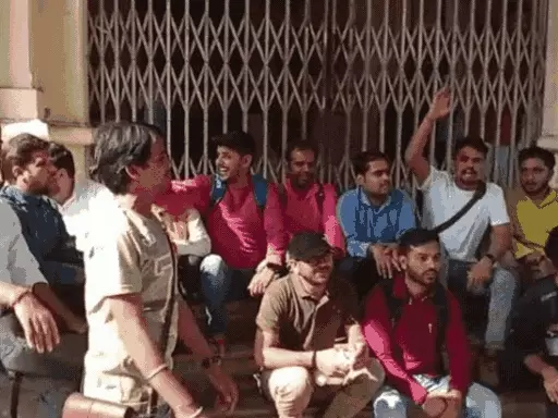IIT-BHU में छात्रा के साथ छेड़छाड़, गन पॉइंट पर छात्रा के उतरवाए कपड़े, कैंपस बंद कर हजारों छात्रों ने किया प्रदर्शन