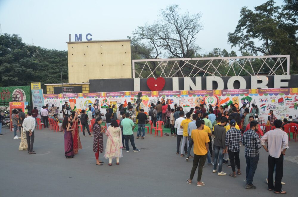Indore : शत-प्रतिशत मतदान के लिए ओपन एयर वोटिंग कैनवास का कार्यक्रम किया आयोजित