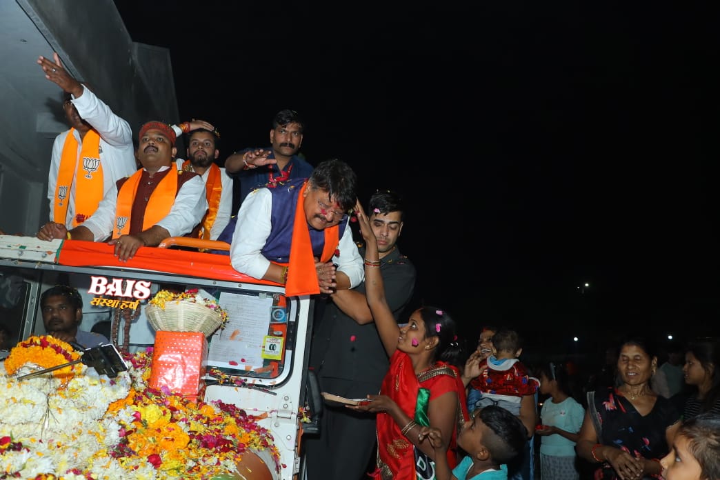कैलाश विजयवर्गीय ने नुक्कड़ सभाओं और रोड शो के साथ किया वार्ड 10 में जनसंपर्क