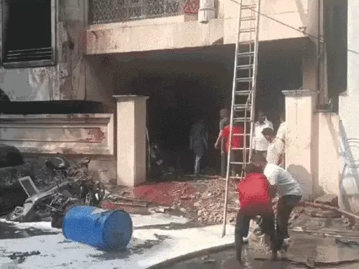 हैदराबाद में बिल्डिंग में चिंगारी के कारण लगी भीषण आग, 9 लोगों की मौत, 3 की हालत गंभीर