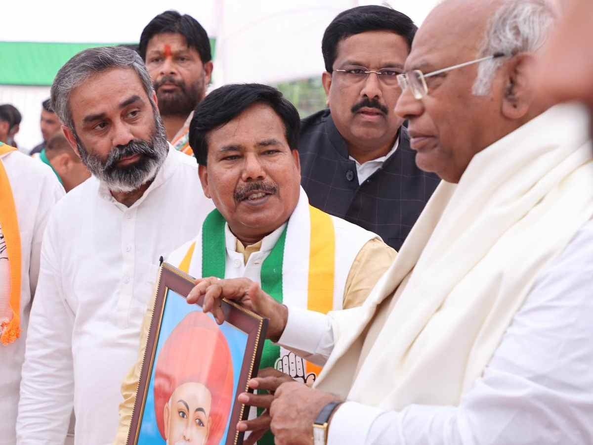 ग्वालियर में बीजेपी को बड़ा झटका, पूर्व विधायक ने थामा कांग्रेस का दामन