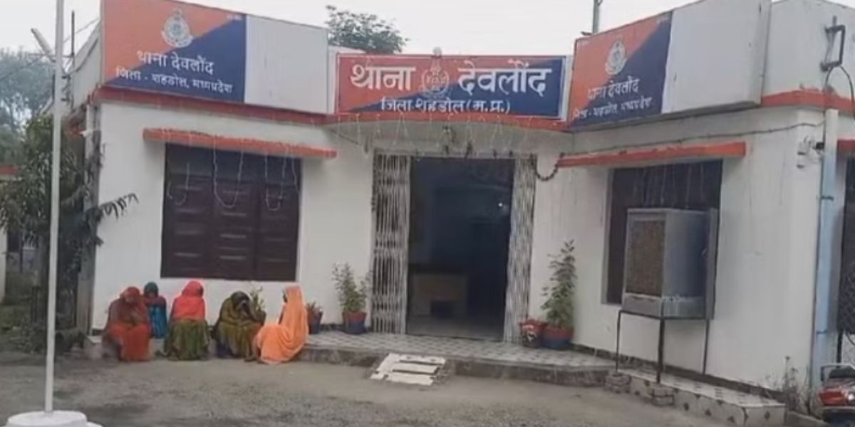 Shahdol : गिरफ्तार ट्रैक्टर चालक के परिवार वालों ने थाने के बाहर डाला डेरा, पुलिस पर लगाए गंभीर आरोप