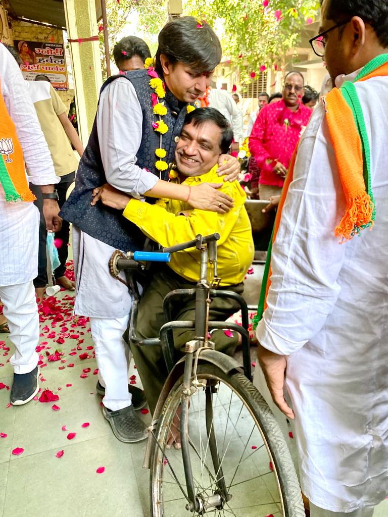हमारे क्षेत्र को भी बना दो नंदानगर, जनसंपर्क करने पहुंचे आकाश विजयवर्गीय से बोली महिलाएं