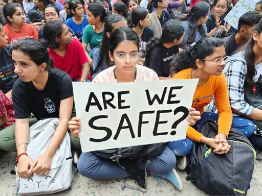 IIT-BHU में छात्रा के साथ छेड़छाड़, गन पॉइंट पर छात्रा के उतरवाए कपड़े, कैंपस बंद कर हजारों छात्रों ने किया प्रदर्शन