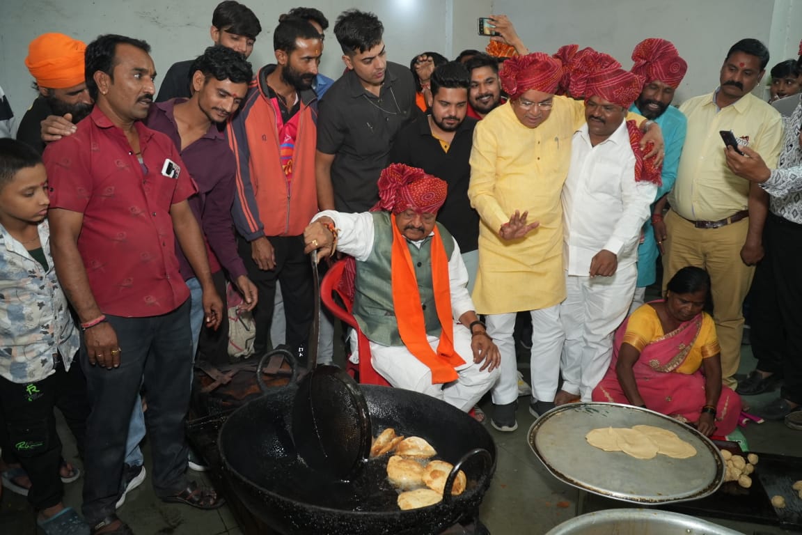 बलाई समाज के सम्मेलन में शामिल हुए कैलाश विजयवर्गीय, पूड़ी तलते आए नजर