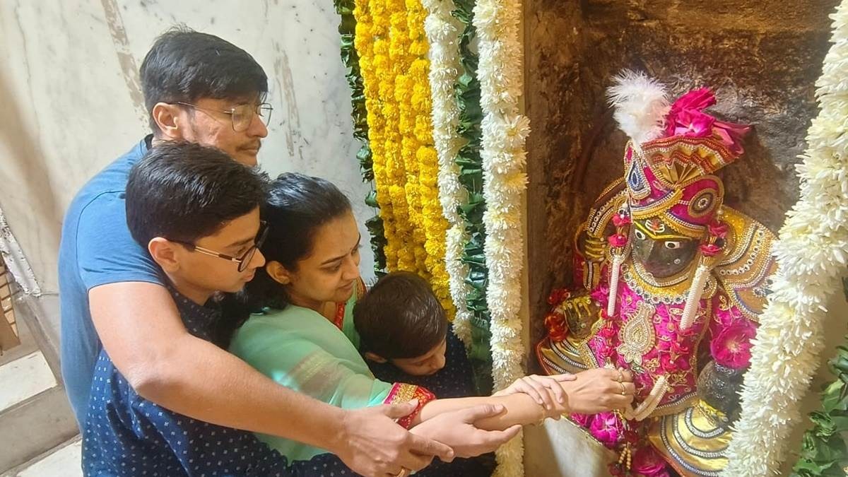 Ujjain: कलेक्टर ने महाकाल को अर्पित किया चांदी का सिक्का, राष्ट्र के सुख, समृद्धि के लिए की कामना