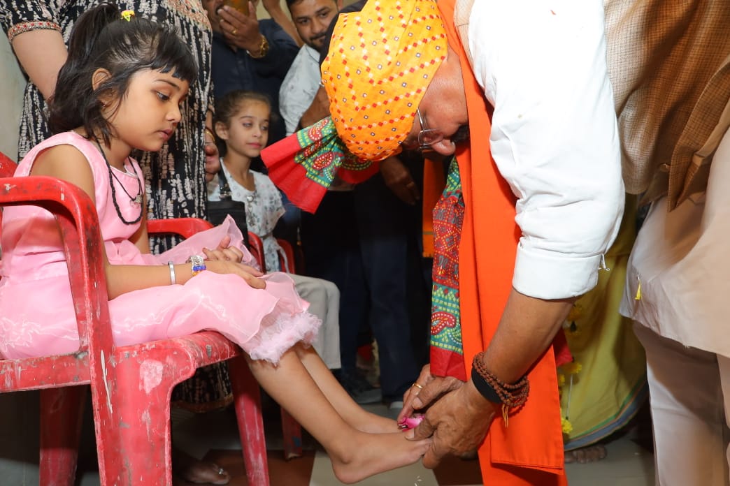 कैलाश विजयवर्गीय ने इंदौर में किया तूफानी रोड शो और नुक्कड़ सभाएं