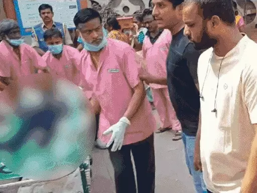 हैदराबाद में बिल्डिंग में चिंगारी के कारण लगी भीषण आग, 9 लोगों की मौत, 3 की हालत गंभीर