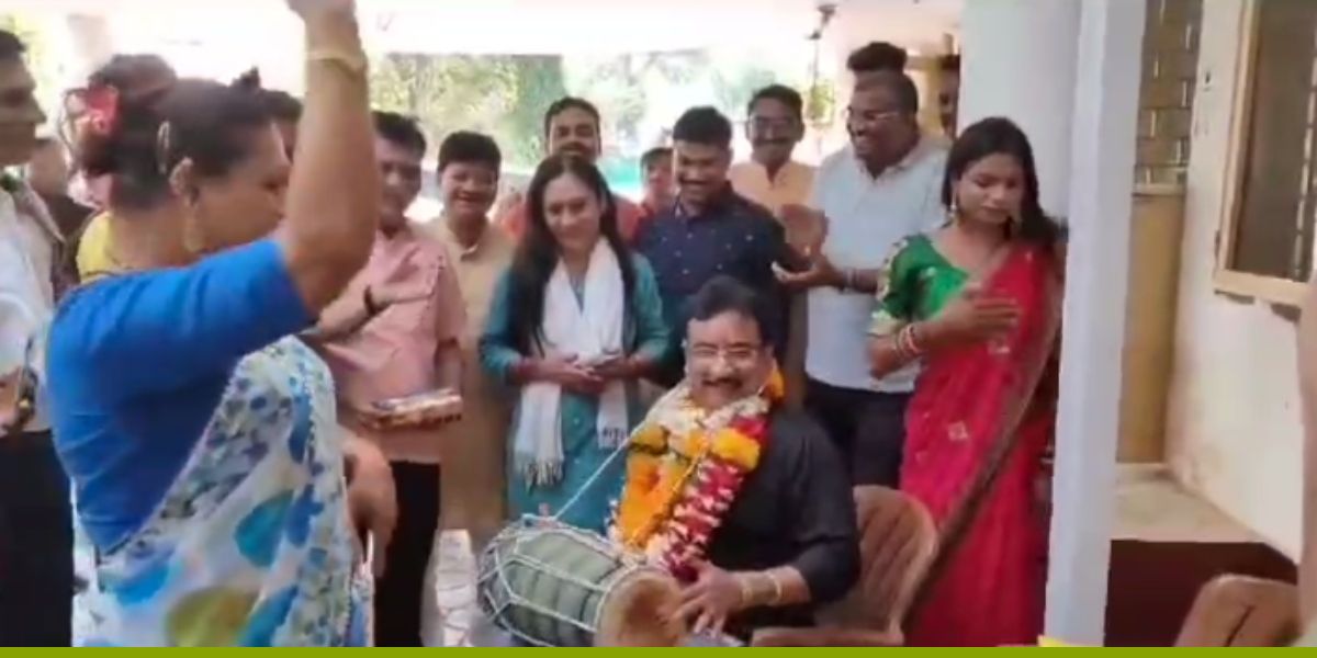 हरसूद विधायक का दिखा अनोखा अंदाज, किन्नरों के लिए बजाया ढोलक लगाए ठुमके