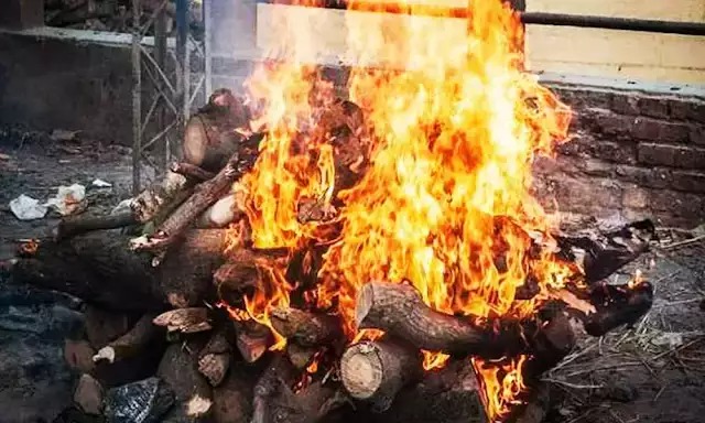 अंतिम संस्कार के बाद क्यों है नहाने की परंपरा, जानें इससे जुड़ा यह वैज्ञानिक कारण