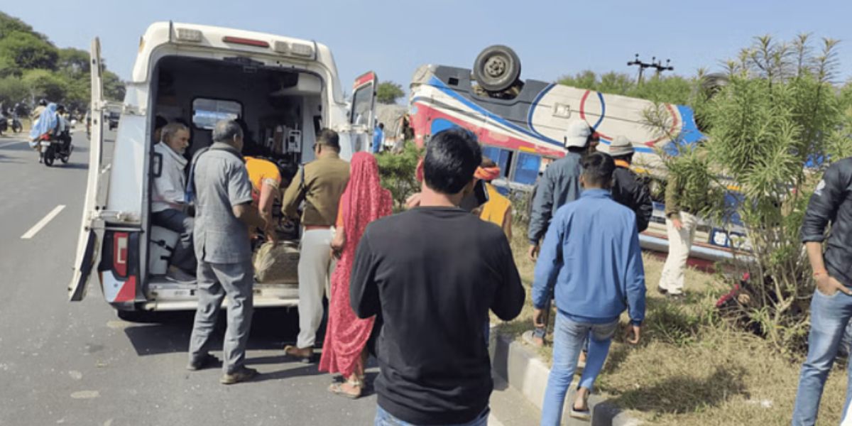 नरसिंहपुर में बड़ा सड़क हादसा, अनियंत्रित होकर यात्री बस पलटी, 25 से ज्यादा घायल