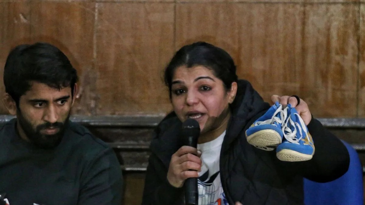 साक्षी मलिक ने कुश्ती छोड़ने का किया बड़ा ऐलान, प्रेस कॉन्फ्रेंस में रोते हुए कहा- पूरे दिल से लड़ी पर...