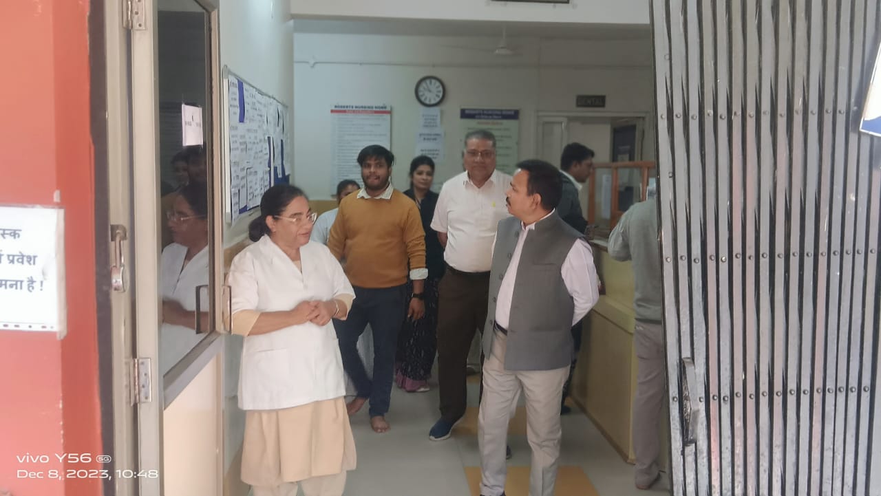 संभागायुक्त मालसिंह ने एमवाय अस्पताल एवं राबर्ट नर्सिंग होम का किया औचक निरीक्षण