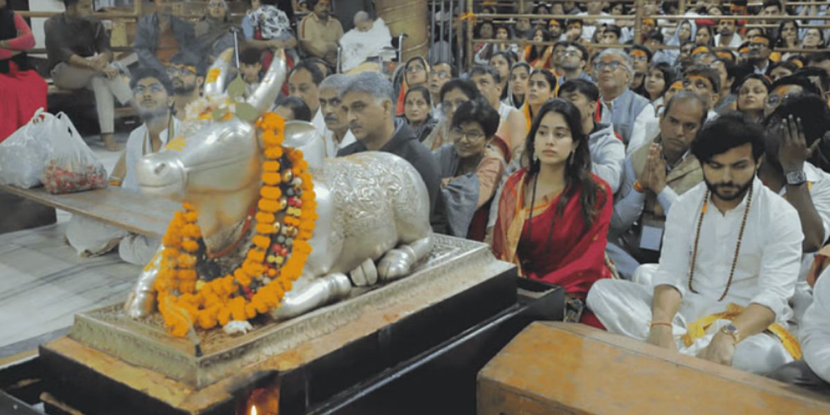 बाबा महाकाल के दर्शन करने पहुंची जाह्नवी कपूर, भस्म आरती में हुई शामिल