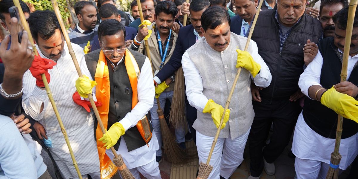 मुख्यमंत्री ने लगाई झाड़ू, कहा - उज्जैन को बनाएंगे स्वच्छता में नंबर वन