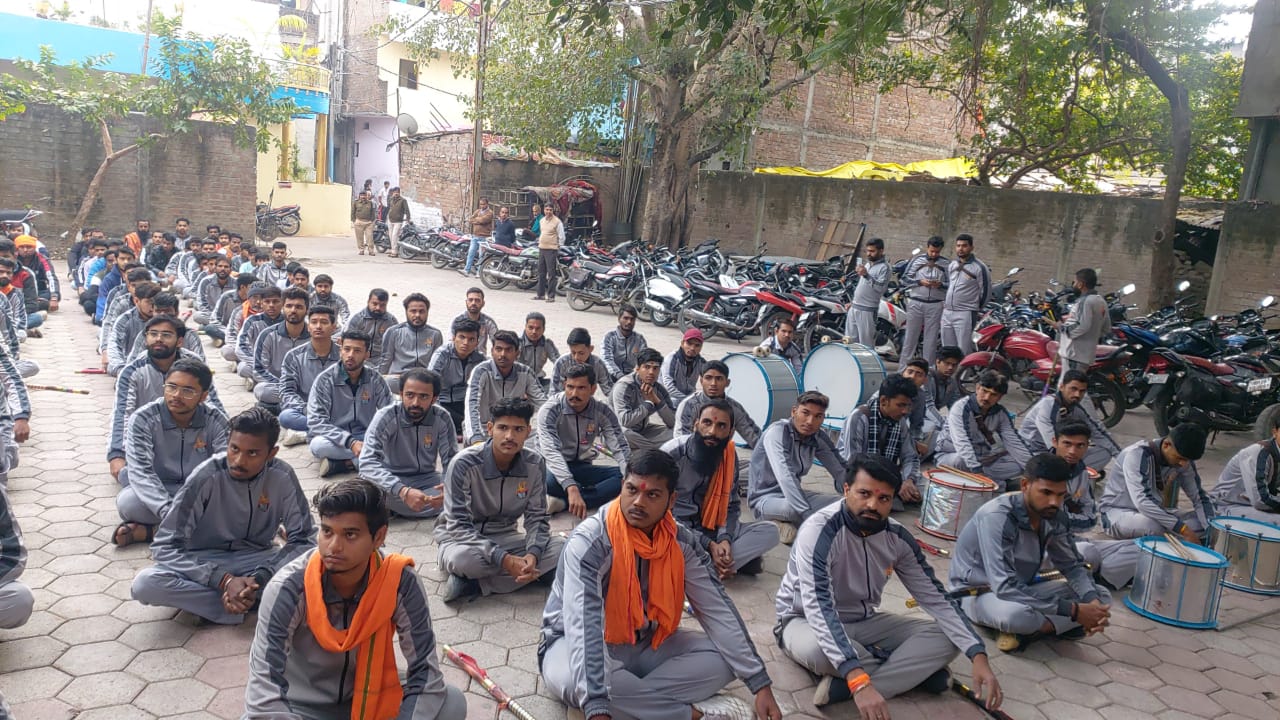 बजरंग दल ने गीता जयंती पर शौर्य दिवस के रूप में शौर्य संचलन निकाला