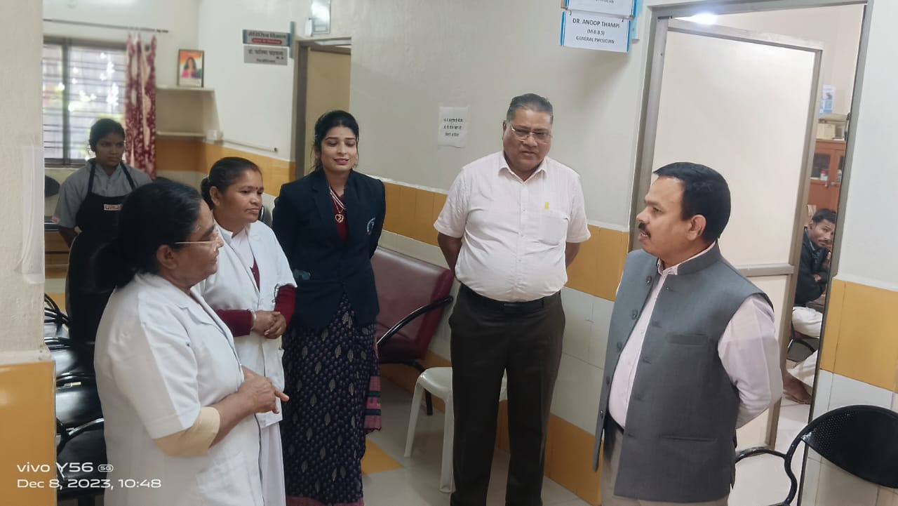 संभागायुक्त मालसिंह ने एमवाय अस्पताल एवं राबर्ट नर्सिंग होम का किया औचक निरीक्षण