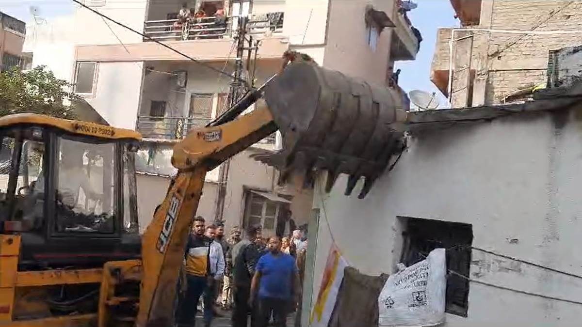 Bhopal: CM मोहन यादव की पहली कार्रवाई, भाजपा कार्यकर्ता की हथेली काटने वाले बदमाशों के घर चलवाया बुलडोजर