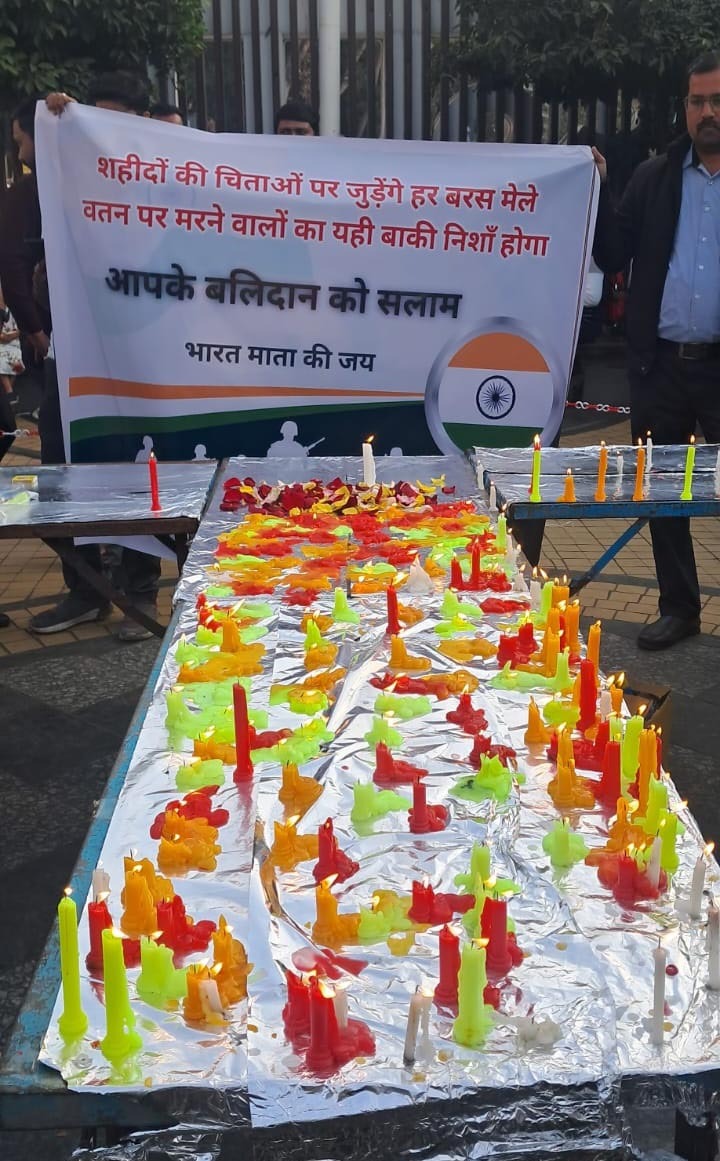 Indore: शहीदों के सम्मान में डॉ. संदीप जुल्का ने निकाला कैंडल मार्च, सैकड़ों की संख्या में जुटे युवा