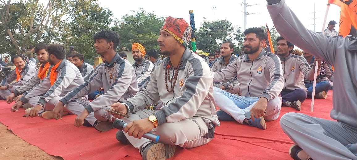 बजरंग दल ने गीता जयंती पर शौर्य दिवस के रूप में शौर्य संचलन निकाला