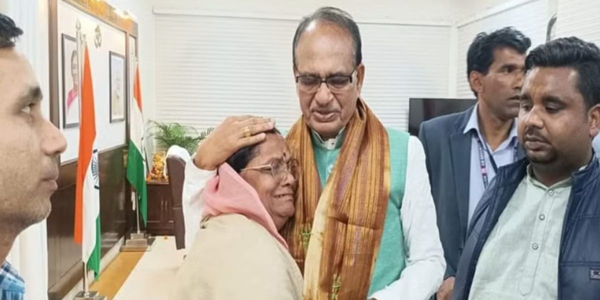 शिवराज सिंह को गले लगाकर फूट-फूटकर रोई हटा विधायक उमा देवी, पूर्व CM भी नहीं रोक पाए अपने आंसू
