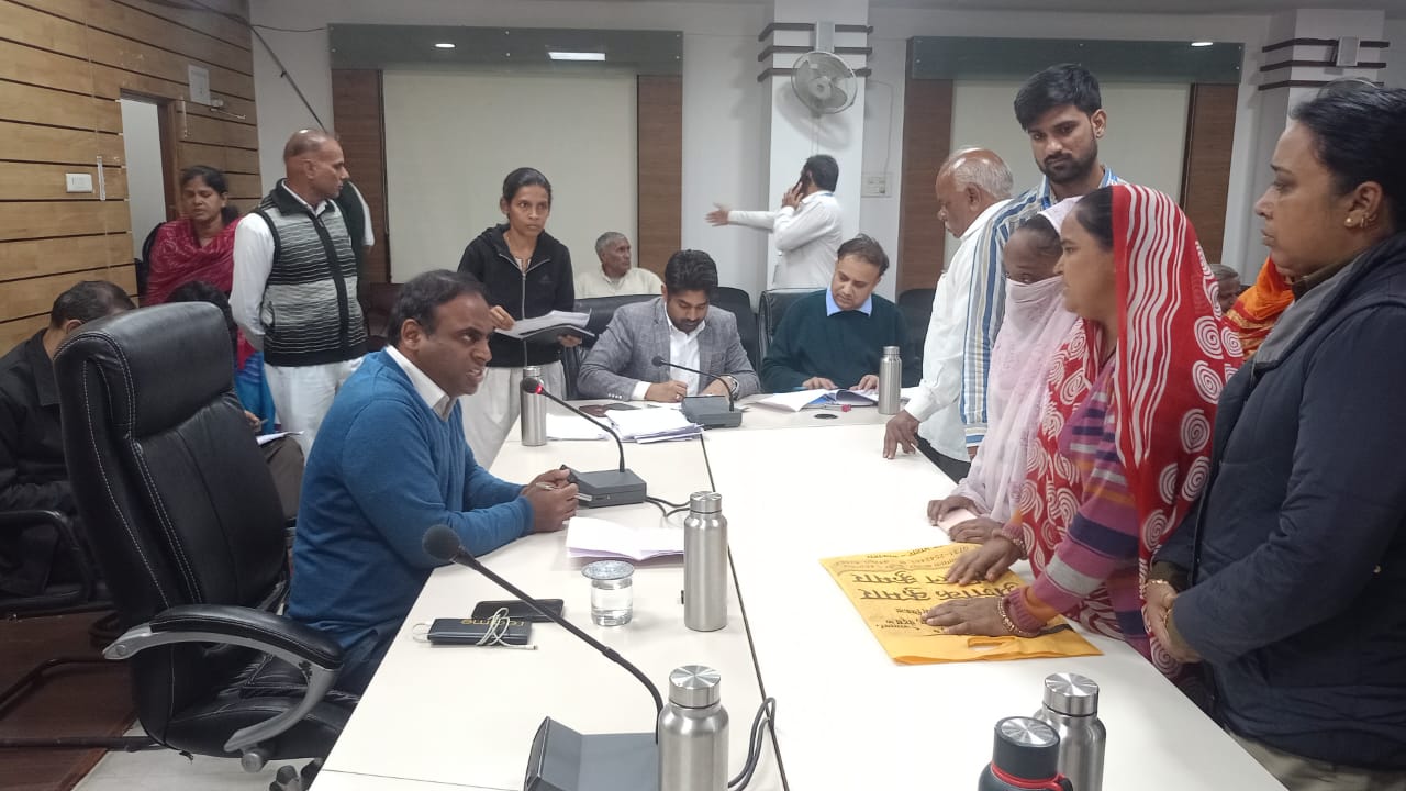 जनसुनवाई में गरीब एवं बेसहारा विधवा महिलाओं को प्रदान की गई आर्थिक सहायता