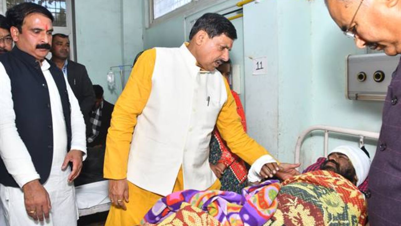 मुख्यमंत्री डॉ. मोहन यादव गुना पहुंचे, दिवंगत यात्रियों के परिजनों को दी सांत्वना
