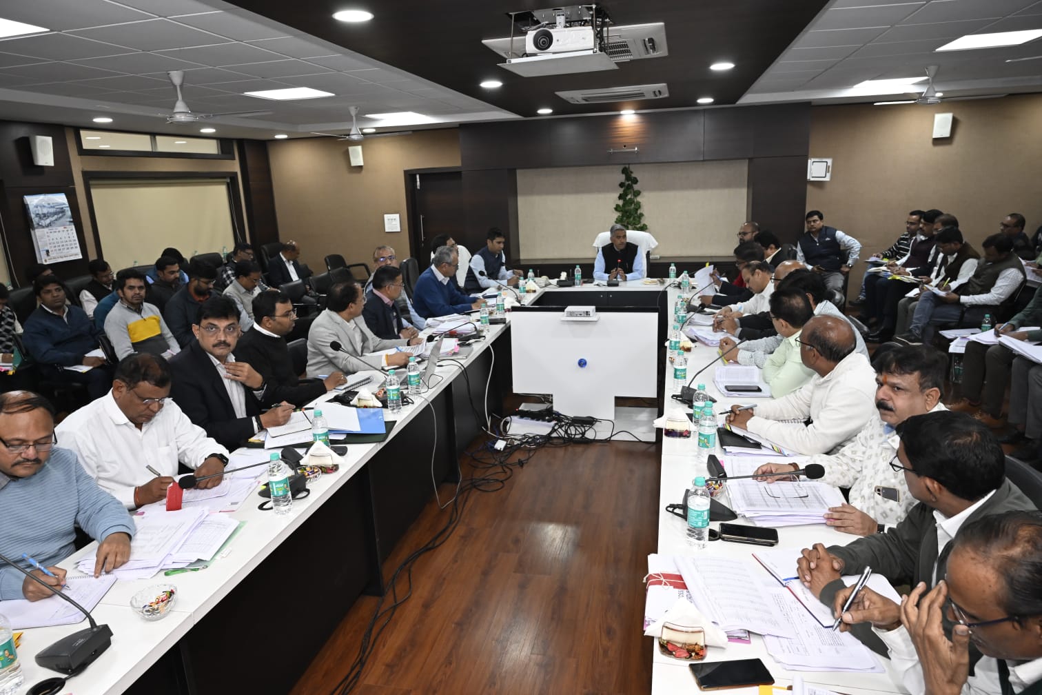 बिजली कंपनी के डीई परफॉर्मेंस में मार्च तक सुधार लाएं, प्रमुख सचिव संजय दुबे ने दिए निर्देश