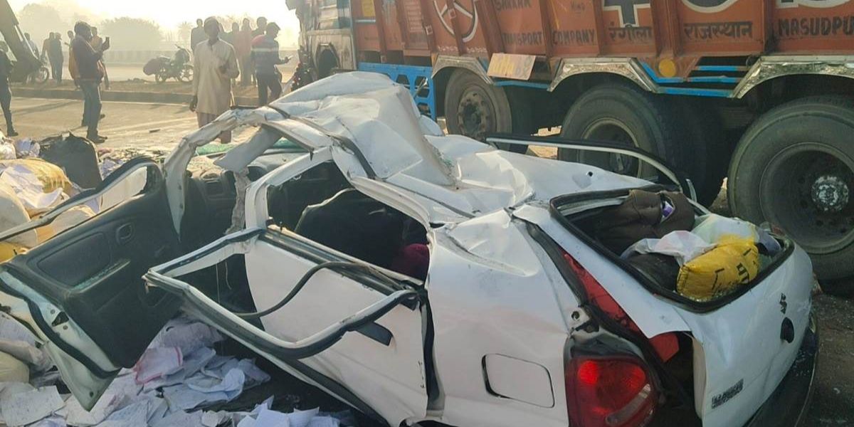 गुना में भीषण सड़क हादसा, अनियंत्रित होकर ट्रक कार पर गिरा, चार की मौत, दो घायल