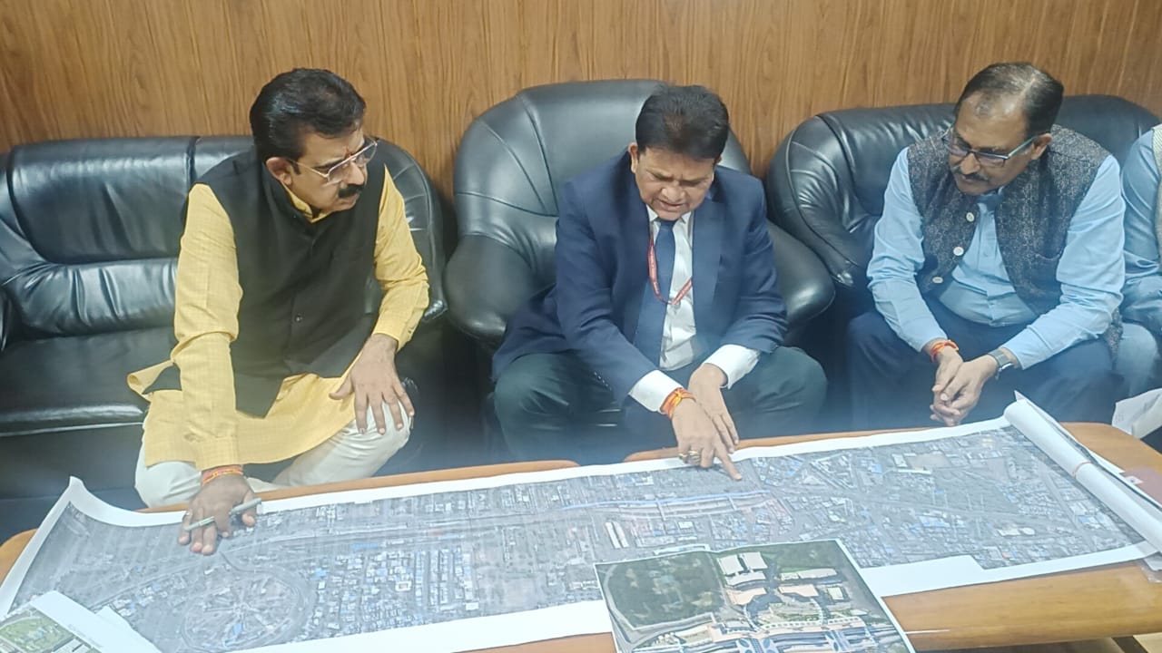 रेलवे स्टेशन के नवनिर्माण को मिलेगी गति, लालवानी की रेल मंत्री से मुलाकात के बाद वरिष्ठ अधिकारी पहुंचे इंदौर
