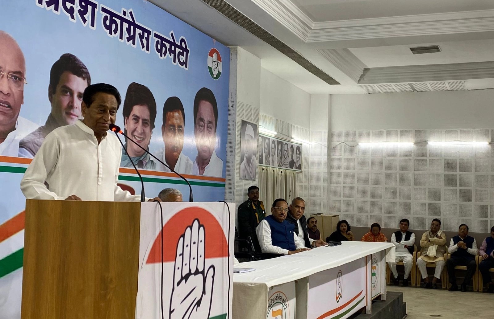 कांग्रेस तलाश रही हार के कारण: कुछ नेता EVM, तो कुछ कालेधन को बता रहे जिम्मेदार