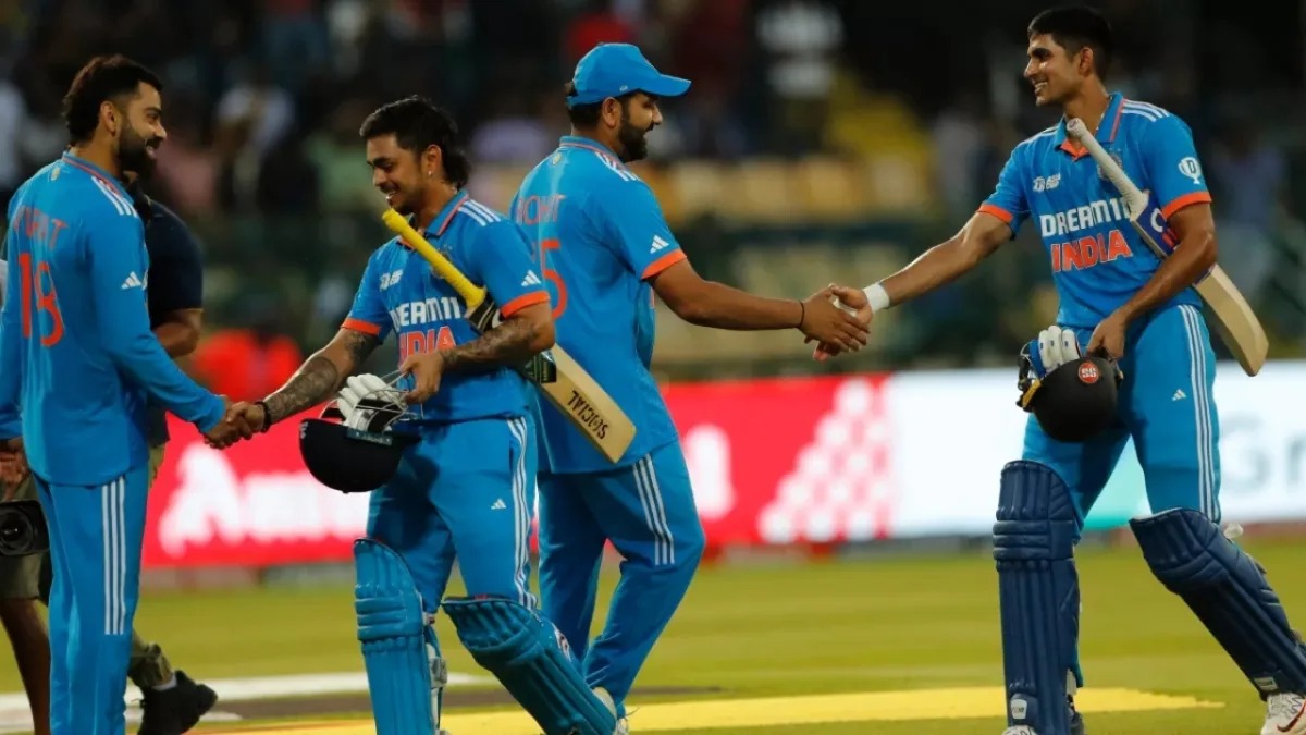 Virat-Rohit को पछाड़ ज्यादा फीस कमाने के मामले में ये युवा बल्लेबाज निकला कोसों आगे, नाम सुनकर लगेगा 440 Volt का झटका