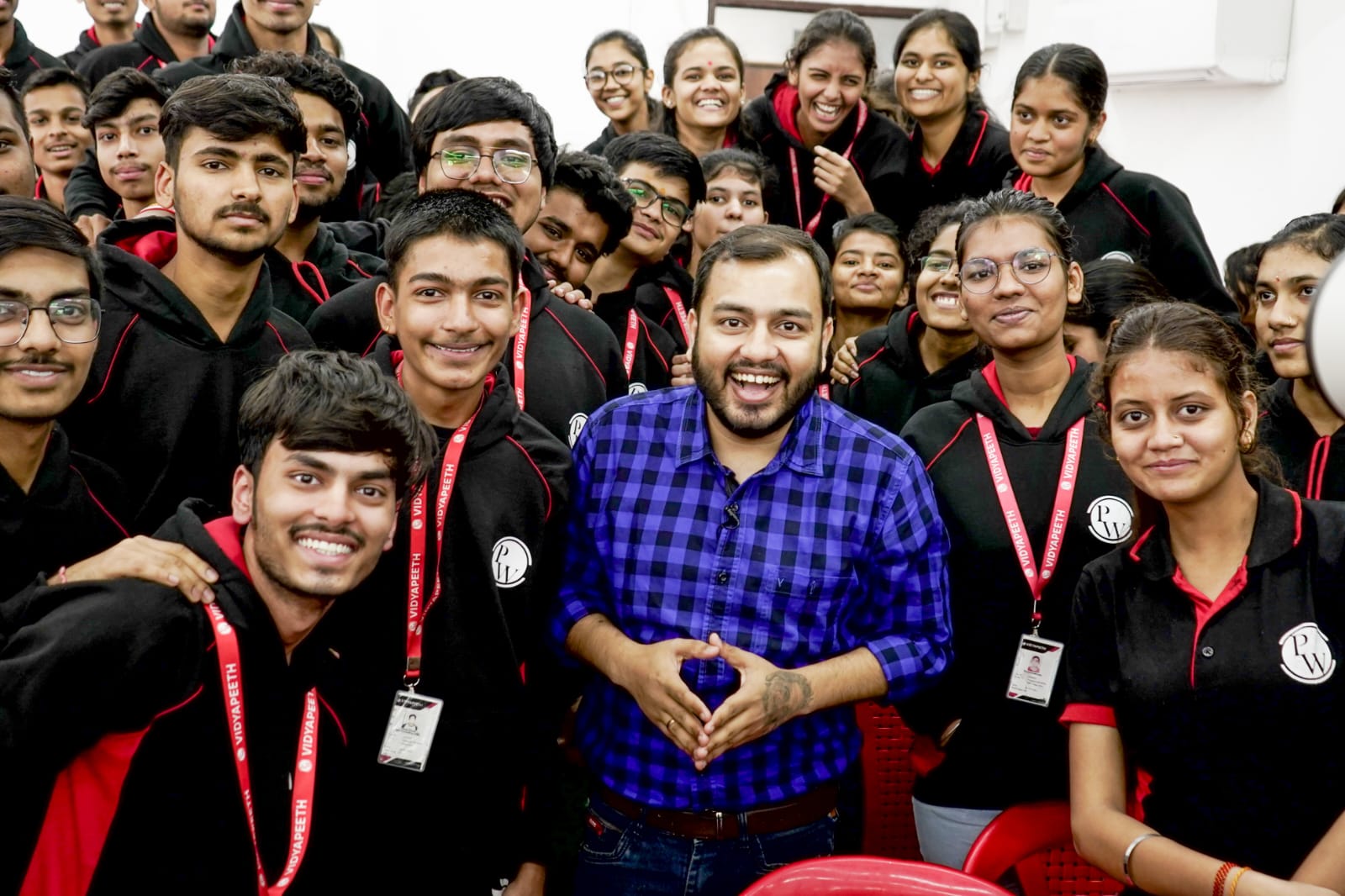 फिजिक्स वाला के संस्थापक अलख पांडे अपने छात्रों से मिलने इंदौर आए, एक महिला चालक ऑटो रिक्शा में किया सफर