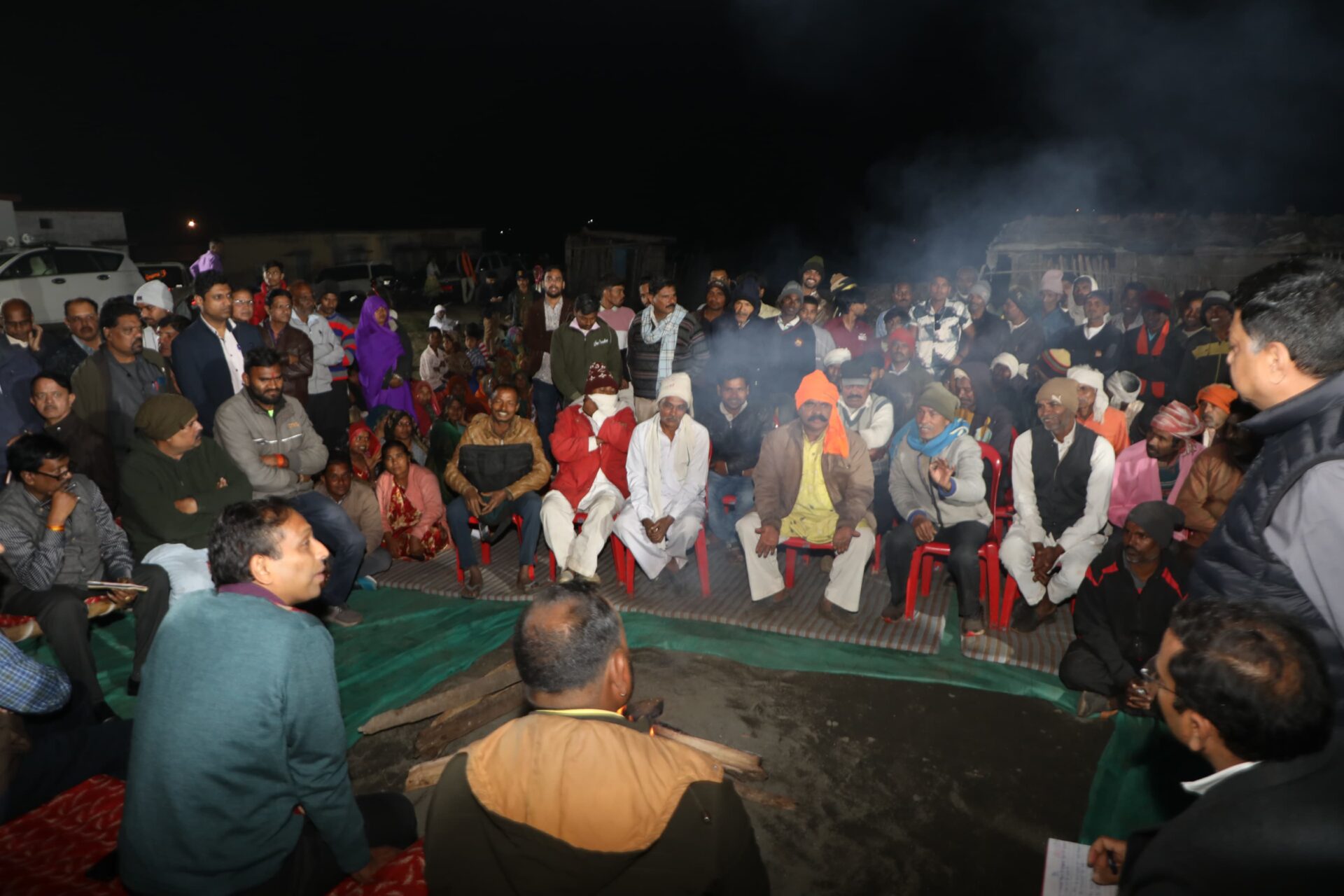 कलेक्टर आशीष सिंह ने जिले से बहुत दूर गांव में पहुंचकर लगाई रात्रि चौपाल