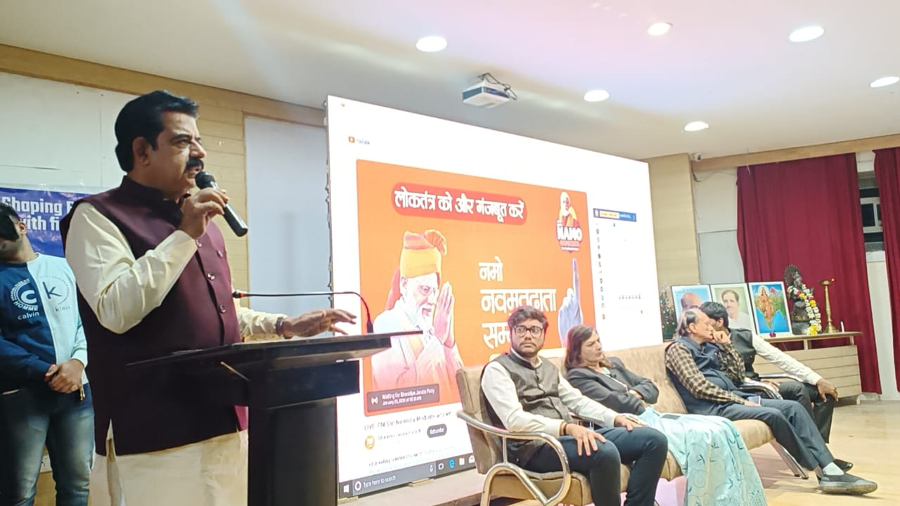 राष्ट्रीय मतदाता दिवस : सांसद लालवानी ने की फर्स्ट टाइम वोटर्स से मुलाकात, बोले- पहला वोट मोदी जी को