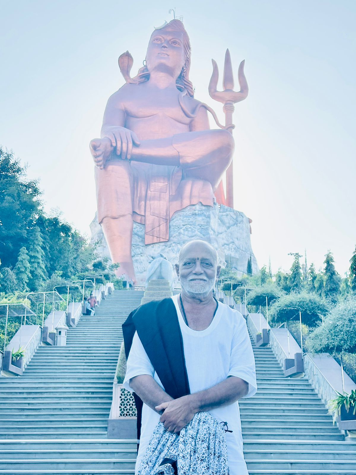 पूज्य मोरारी बापू ने नाथद्वारा में भगवान शिव की 369 फीट ऊंची प्रतिमा के दर्शन किए