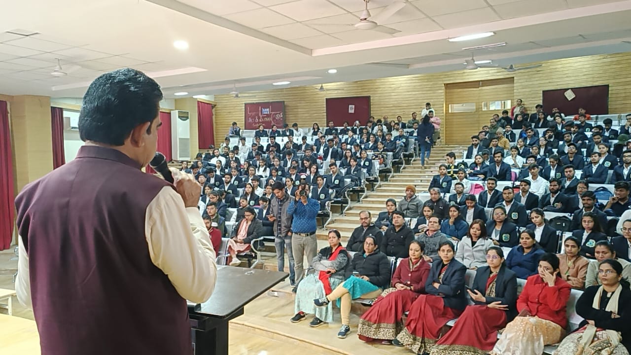 राष्ट्रीय मतदाता दिवस : सांसद लालवानी ने की फर्स्ट टाइम वोटर्स से मुलाकात, बोले- पहला वोट मोदी जी को