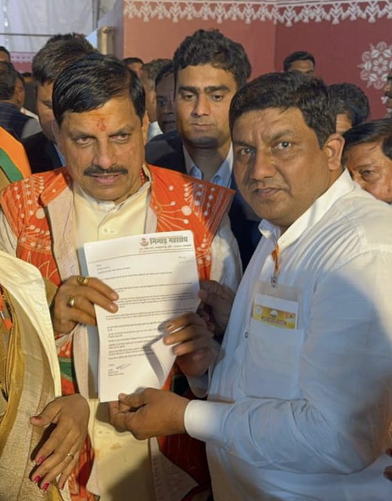 निमाड़ महासंघ ने सीएम को निमाड़ विकास प्राधिकरण व खरगोन को संभाग बनाने की मांग को लेकर ज्ञापन सौंपा