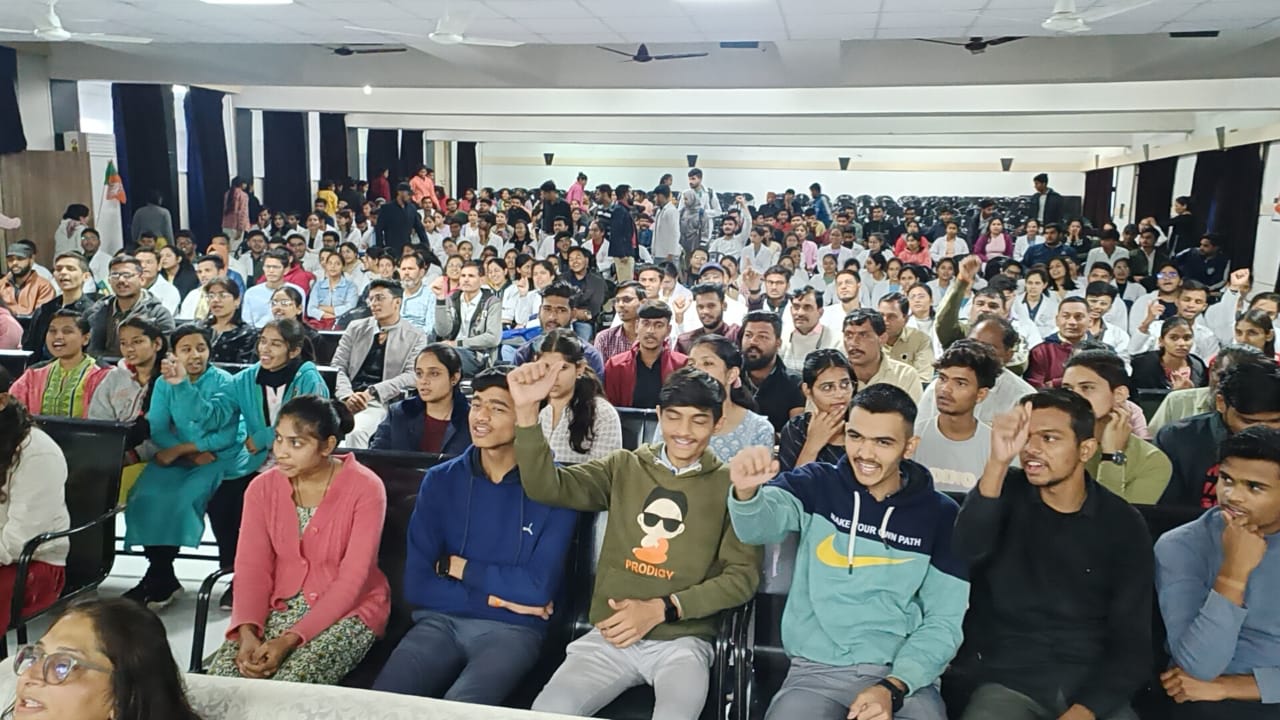 राष्ट्रीय मतदाता दिवस : सांसद लालवानी ने की फर्स्ट टाइम वोटर्स से मुलाकात, बोले- पहला वोट मोदी जी को