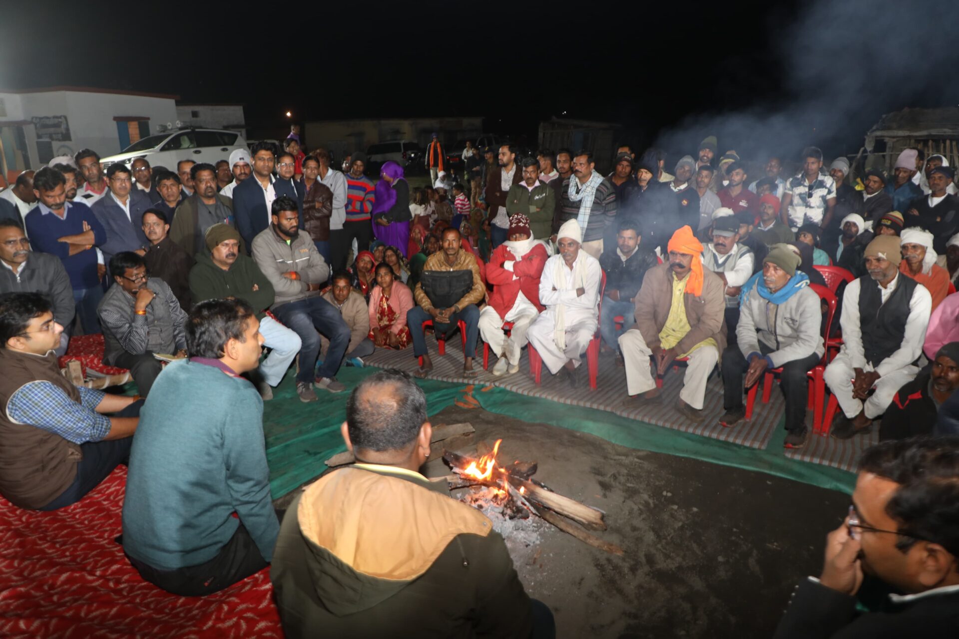 कलेक्टर आशीष सिंह ने जिले से बहुत दूर गांव में पहुंचकर लगाई रात्रि चौपाल