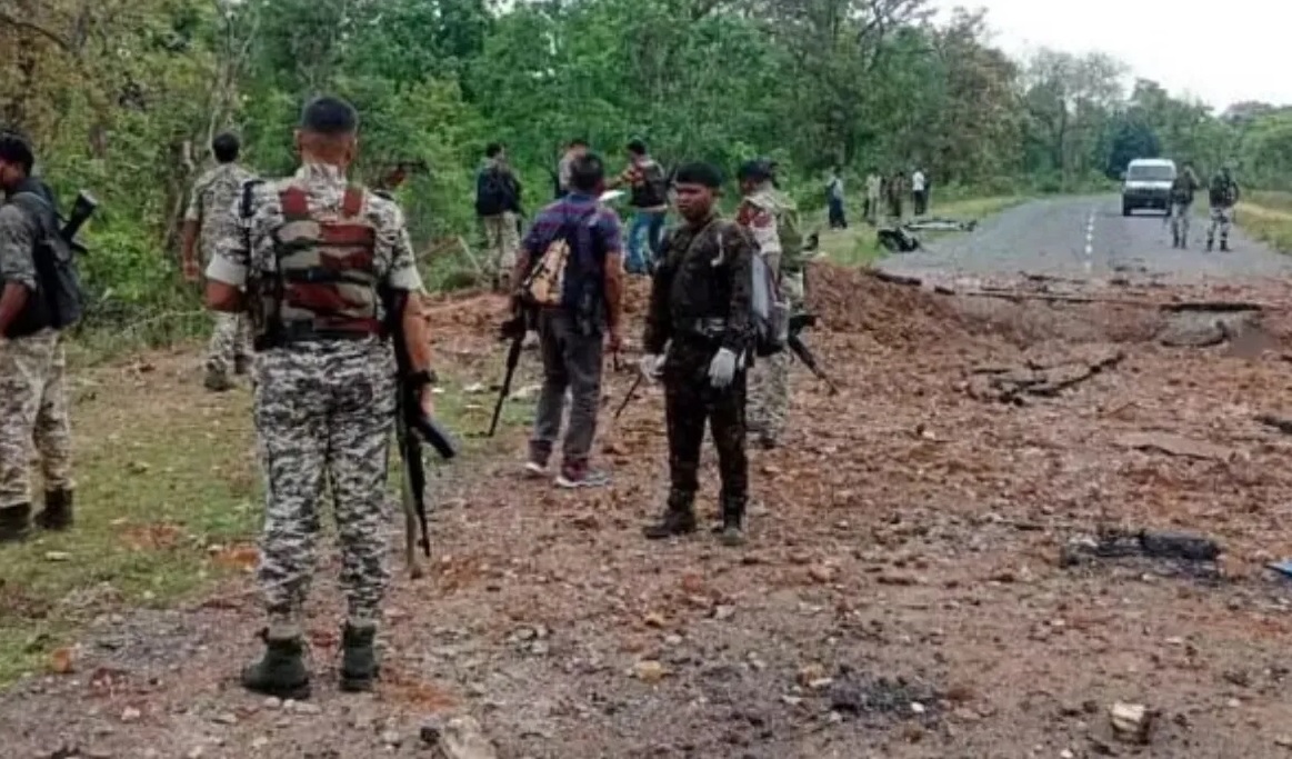 छत्तीसगढ़ में एक बार फिर नक्सली हमला, तीन जवानों की गई जान, 14 घायल